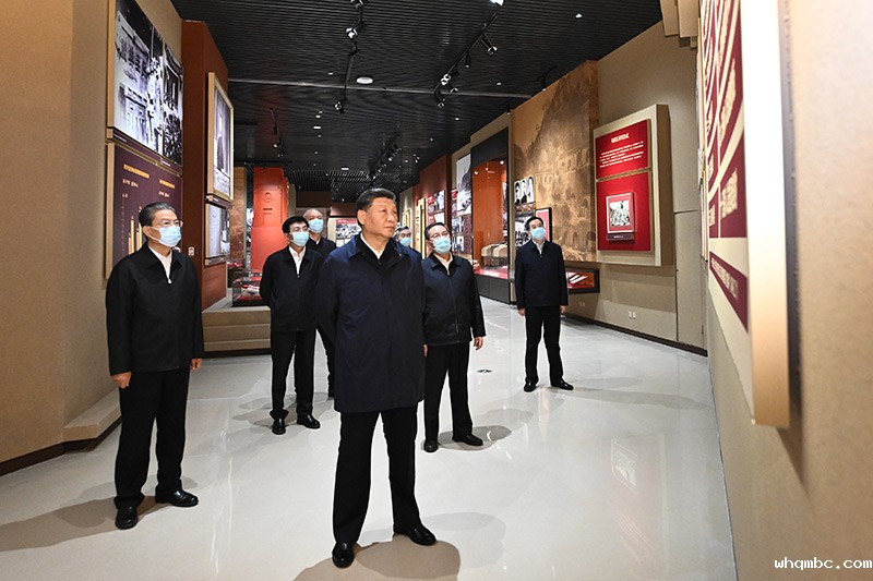 　　10月27日，中共中央总书记、国家主席、中央军委主席习近平带领中共中央政治局常委李强、赵乐际、王沪宁、蔡奇、丁薛祥、李希，瞻仰延安革命纪念地。这是习近平等在延安革命纪念馆，参观《伟大历程——中共中央在延安十三年历史陈列》。