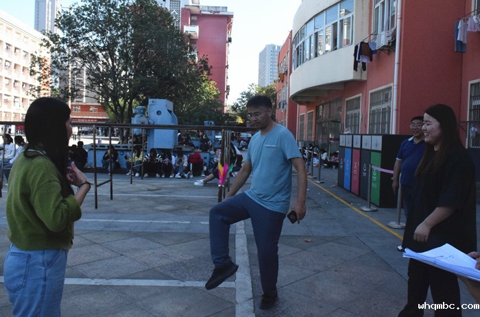 丁杰 踢毽子.JPG