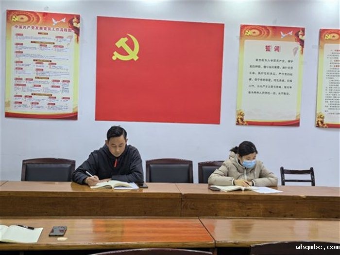 桌子上有男人的照片上写着字&#xA;&#xA;描述已自动生成