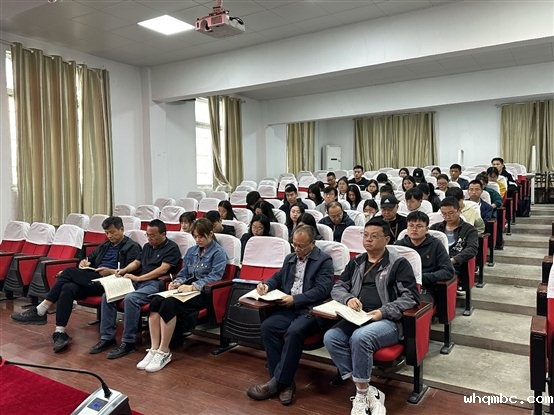 会议室里的人们&#xA;&#xA;中度可信度描述已自动生成